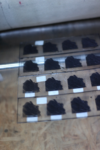 Visual Making, Matrice/test in Plexiglass incisa in lasercut con più parametri, inchiostrata e pronta per essere stampata.