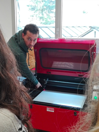 La stampa per l'arte, Vittorio Paris mentre spiega il funzionamento di una lasercut.