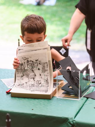 Nuêter – Costellazioni nelle Terre Matildiche, Festa di Sconfinamenti. Gioco_proposta aperto a tutti, anche ai bambini per la selezione di porzioni di immagini. Centro Sociale Autogestito Borzano di Canossa (RE). © Camila Schuliaquer