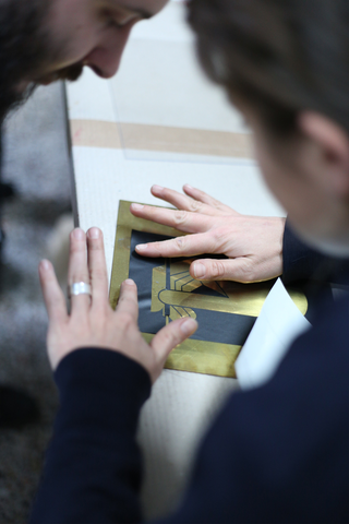 Visual Making, Applicazione di pellicola adesiva incisa con Vinilcut, su matrice di ottone preparata per incisione ad acquatinta.