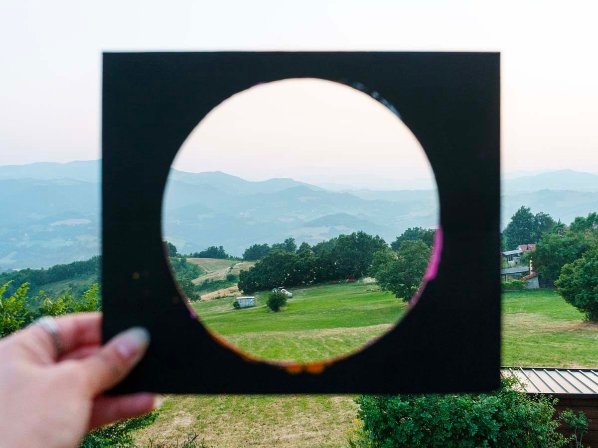 Nuêter – Costellazioni nelle Terre Matildiche, Borzano di Canossa (RE), Veduta dal Centro Sociale Autogestito. ﻿© Camila Schuliaquer