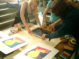 La stampa nell'arte e comunicazione, Serigrafia. Prove di stampa a più colori.