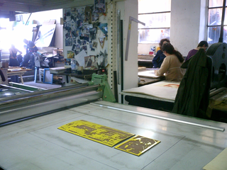 La stampa nell'arte e comunicazione, Xilografia e lineoum. Fase di stampa delle matrici.