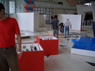 Cinco artistas Grandes Formatos, SESC Santo André, SP, Brasile. Montaggio bacheche didattiche.