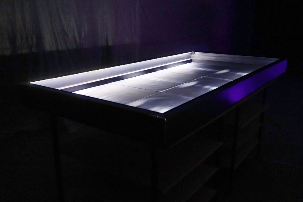 Full moon party, Full Moon Party, 2020
Tavolo di ferro e luci a LED con 6 esemplari unici stampati in piana con torchio a mano su carta Hahnem&uuml;hle 300 g 104 X 112 cm, da matrice lito-offset in lamierino zincato.