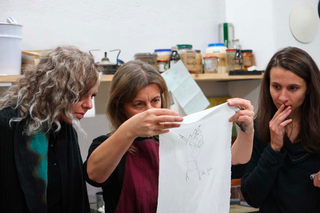Visual Making, Samanta Mariuzzi, Daniela Lorenzi, durante un test di stampa calcografica su stoffa.