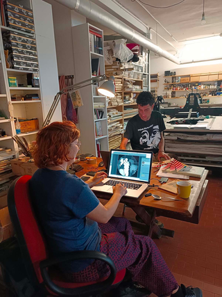 Nuêter – Costellazioni nelle Terre Matildiche, L'artista nelle fasi di postproduzione delle immagini.