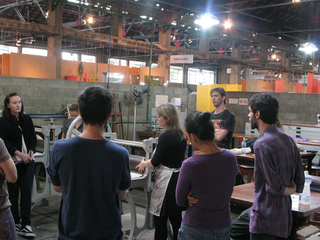 Oficinas de creatividade, Primi incontri. Strumenti e macchinari a disposizione.