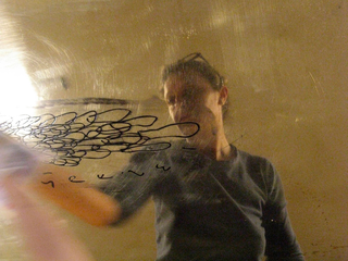 No ar, Daniela Lorenzi nella fase di stampa delle matrici.