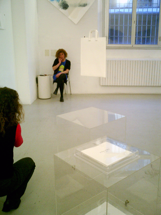 A Slice of Sky. Nuvola da Viaggio, Galleria Derbylius. Carla Roncato e Mascia Manunza durante il montaggio dell'esposizione