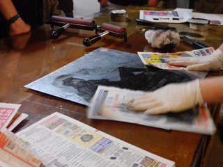 Oficinas de creatividade, Stampa di matrici in metallo lavorate in collografia. Applicazione di film di alluminio.