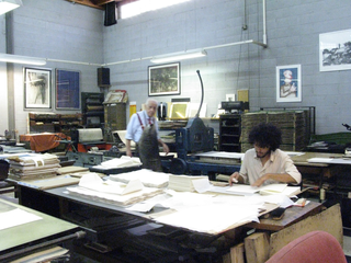 Fratelli d'Italia, Giorgio Upiglio e Kaloan Meenochite  durante le fasi di montaggio nell'atelier Upiglio.